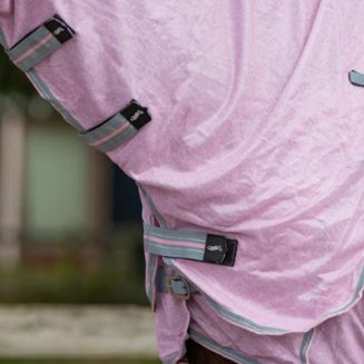 Kaptur z możliwością odpięcia, chroni szyję konia.