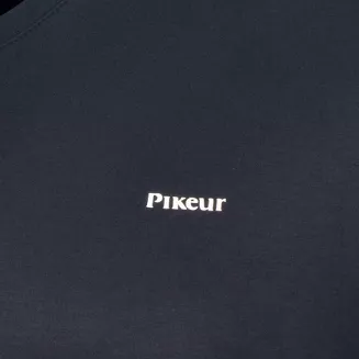 delikatne logo PIKEUR po lewej stronie.