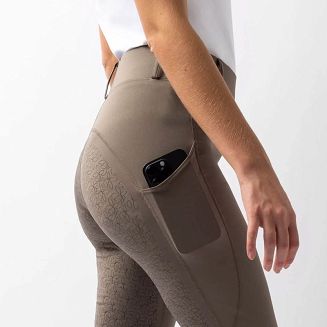 Praktyczne kieszenie na telefon na obu udach,