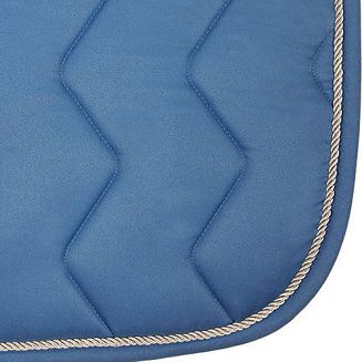 Obszyty ozdobnym, szarym sznurkiem.