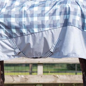 Pod brzuchem dwa krzyżujące się szerokie pasy zapinane na metalowe klamry (z regulatorami długości).
Klamry z jednej strony z dodatkową amortyzującą gumą