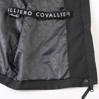 Elastyczne taśmy wewnętrzne do przypięcia do nogi – zapobiegają podwijaniu płaszcza w siodle