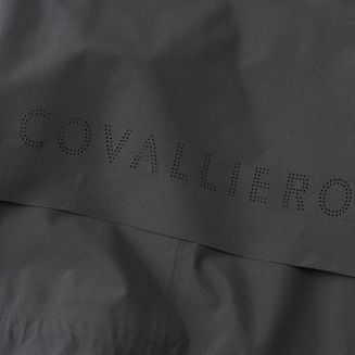 Dodatkową wentylację zapewnia system wentylacji na plecach z aplikacją logo, który poprawia cyrkulację powietrza i zwiększa komfort w trakcie jazdy lub pracy w stajni.