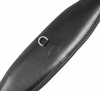 Wypełnienie z miękkiej, nieodkształcającej się pianki poliuretanowej równomiernie rozkłada nacisk, zwiększając komfort nawet podczas długich treningów ujeżdżeniowych.