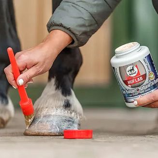 Preparat odżywczy do kopyt dla konia, w zestawie z pędzelkiem.