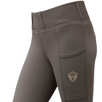 Legginsy mają kieszenie na telefon po obu stronach, dzięki czemu najpotrzebniejsze drobiazgi można mieć zawsze pod ręką. Szlufki na pasek pozwalają dodatkowo dopasować stylizację do własnych upodobań.