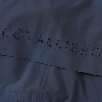 Dodatkową wentylację zapewnia system wentylacji na plecach z aplikacją logo, który poprawia cyrkulację powietrza i zwiększa komfort w trakcie jazdy lub pracy w stajni.