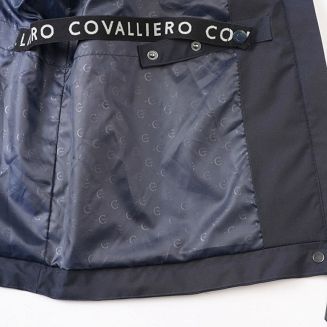 Elastyczne taśmy wewnętrzne do przypięcia do nogi – zapobiegają podwijaniu płaszcza w siodle