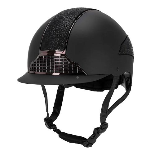 Kask QHP Detroit to połączenie bezpieczeństwa, wygody i stylu. Dopasowuje się do użytkownika, zapewnia odpowiednią wentylację i stabilność, a jednocześnie wyróżnia się atrakcyjnym wyglądem