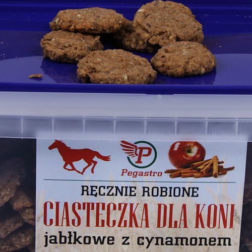 Ciasteczka są formowane ręcznie w kształcie kółek i stanowią mieszankę paszową uzupełniająca dla koni.