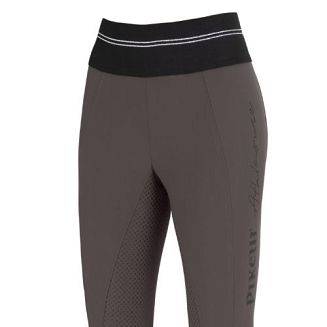 Szeroki pas modeluje i wysmukla  sylwetkę, ozdobiony srebrnymi paskami 