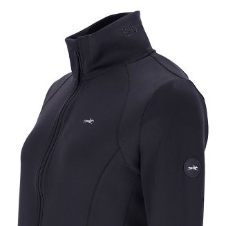 Jeśli chcesz wyglądać stylowo w stajni i poza nią, a jednocześnie czuć pełną swobodę ruchu – SCHOCKEMÖHLE Ines Style to bluza, która łączy wygodę z kobiecą elegancją.