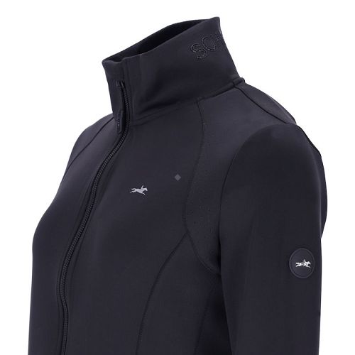 Jeśli chcesz wyglądać stylowo w stajni i poza nią, a jednocześnie czuć pełną swobodę ruchu – SCHOCKEMÖHLE Ines Style to bluza, która łączy wygodę z kobiecą elegancją.