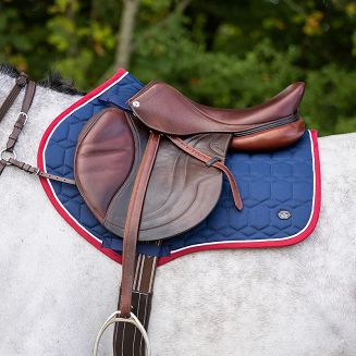 Czaprak QHP Eldorado „Elegant” VS  to wyjątkowo stylowy, anatomicznie wyprofilowany czaprak wszechstronny przeznaczony pod siodła ogólnoużytkowe oraz skokowe. Kolor Marine.