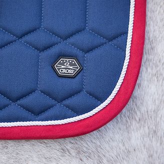 Wyprodukowany z wysokiej jakości bawełny i wykończony efektowną lamówką zamszową oraz ozdobnym sznurkiem, prezentuje się niezwykle elegancko, a jednocześnie zapewnia maksymalną wygodę i optymalną cyrkulację powietrza