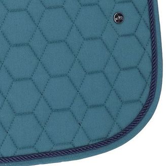 Jest idealny pod haft – świetna opcja dla stajni, klubów i zespołów. Pozwala stworzyć indywidualny, profesjonalny wizerunek.