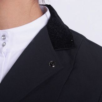 Brzegi kołnierzyka ozdobione błyszczącymi czarnymi kamyczkami.
