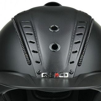 Tytanowy, lekko połyskujący panel w środkowej części to dodatkowe wzmocnienie kasku nie zwiększające jego wagi, a nadające wyjątkowej elegancji.