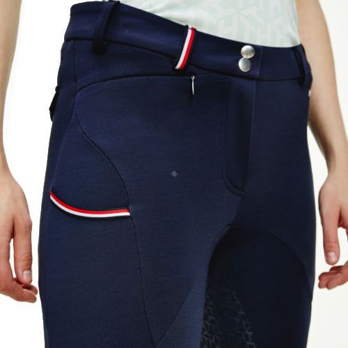 Z przodu jedna  kieszonka zapinana na zamek,
pod kieszonką na prawej nogawce dodatkowa, głęboka i elastyczna kieszeń na telefon, obszyta tasiemką w kolorach TOMMY HILFIGER.