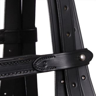 Knapiki przy naczółku umożliwiają szybkie wypięcie pasków policzkowych