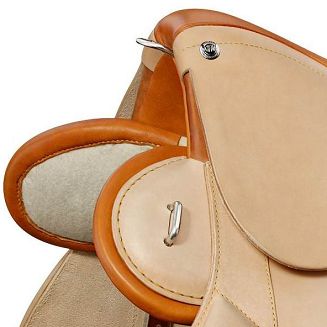 W pierwowzorze rzemienne uszka na stopach ławek, przeznaczone do troczenia pakunków przednich i tylnych, zastąpiono stalowymi, nierdzewnymi uszkami, co podnosi trwałość oraz bezpieczeństwo użytkowania.