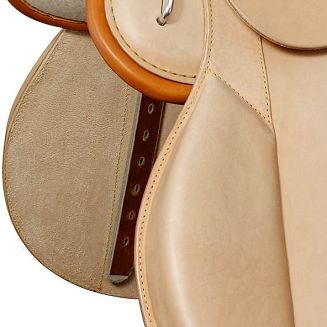 Poduszki kolanowe naszyte są bezpośrednio na tybinkach.