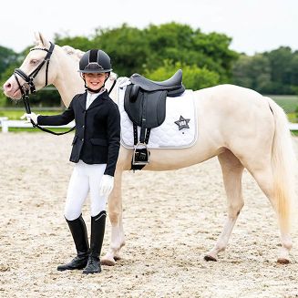 Efektowny numerek startowy QHP w kształcie gwiazdy to elegancki dodatek do wyposażenia konkursowego jeźdźca.