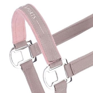 Stylowy, gumowy nadruk na nachrapniku nadaje mu sportowego charakteru i wyróżnia go na tle klasycznych modeli.