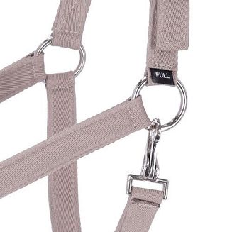 Dodatkowe zapięcie z lewej strony na karabińczyk pozwala na szybkie założenie lub zdjęcie dopasowanego wcześniej kantara.