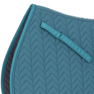 Długie paski podtrzymujące czaprak zapinane na rzepy.