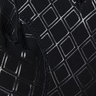 Spód z tkaniny skóropodobnej PU, miękkiej i przyjemnej w dotyku.
Silikonowy nadruk w kształcie rombów zapewnia doskonałą przyczepność, zabezpieczając przed wyślizgiwaniem się wodzy z ręki.