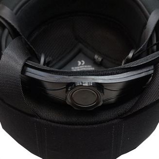 Z tyłu kasku pokrętło z regulacją obwodu.