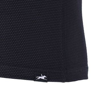 Nowoczesna metka typu flag label na dole koszulki dodaje subtelnego detalu