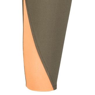 Dół nogawki z jeszcze bardziej elastycznym klinem, w kontrastowym, pomarańczowym kolorze, ułatwiającym przekładanie stopy i dopasowującym bryczesy do łydki.