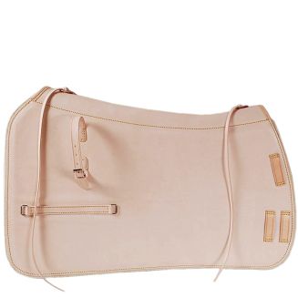 Wyposażony w szlufki i naszycia, które umożliwiają przypięcie dodatkowego ekwipunku.