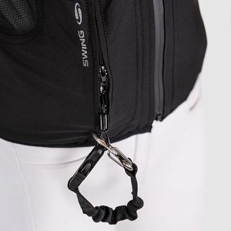 Mechanizm spustowy uruchamia się za pomocą linki bezpieczeństwa przypiętej do siodła.