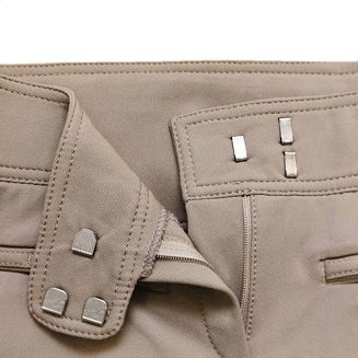 Zapinane z przodu na  zamek oraz trzy haki.