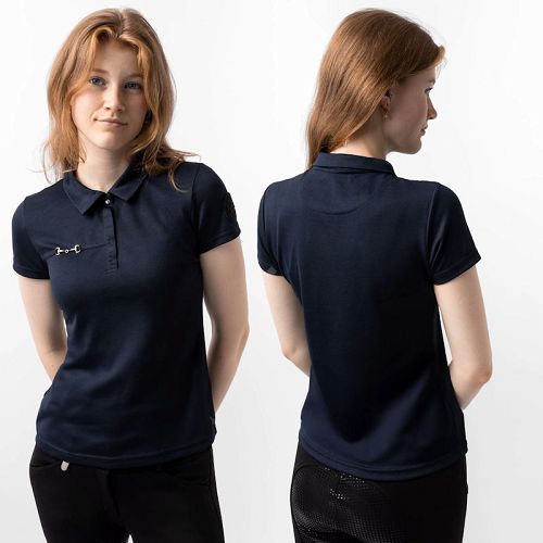 Klasyczny fason polo sprawia, że koszulka wygląda elegancko, a jednocześnie doskonale wpisuje się w nowoczesny jeździecki styl