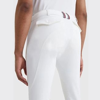 Z tyłu dwie męskie kieszenie z klapkami zapinanymi na guzik.