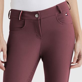 z przodu zapinane na zamek i hak