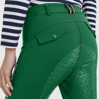 szlufka pierwsza od prawej strony oraz dwie z tyłu, pośrodku w barwach logo TOMMY HILFIGER