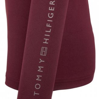 Lewy rękaw ozdobiony sylikonowym logo TOMMY HILFIGER.