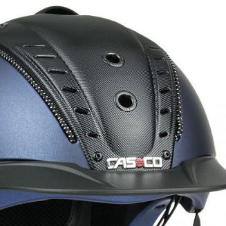 Tytanowy, lekko połyskujący panel w środkowej części to dodatkowe wzmocnienie kasku nie zwiększające jego wagi, a nadające wyjątkowej elegancji.