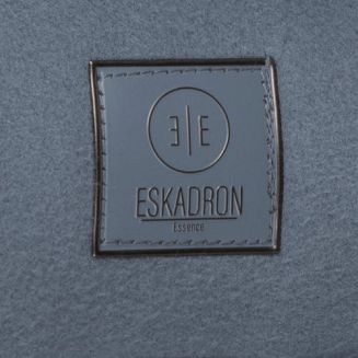 pakowane w elegancką, satynową torbę, zapinaną na zamek.