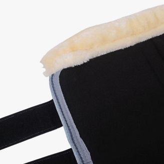 Górny brzeg ochraniacza obszyty miękkim futerkiem.