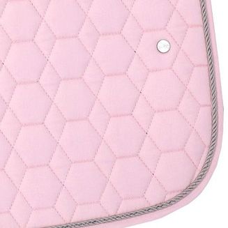 Jest idealny pod haft – świetna opcja dla stajni, klubów i zespołów. Pozwala stworzyć indywidualny, profesjonalny wizerunek.