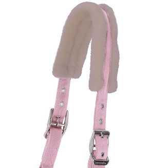 Pasek potyliczny oraz paski policzkowe podszyte sztucznym futerkiem. Pasek potyliczny zapinany po obu stronach na klamry zwiększające możliwość regulacji.