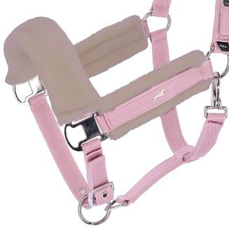 Pasek nachrapnika zapinany na klamrę - możliwość regulacji obwodu ułatwia dopasowania kantara. Kolor Pale Pink - jasnoróżowy.