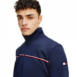 na lewym rękawie logo firmy TOMMY HILFIGER