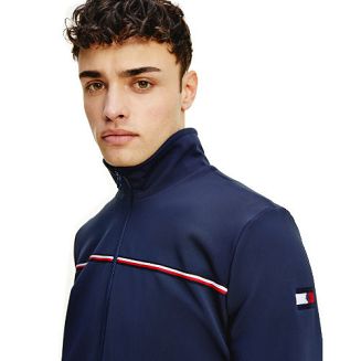 na lewym rękawie logo firmy TOMMY HILFIGER